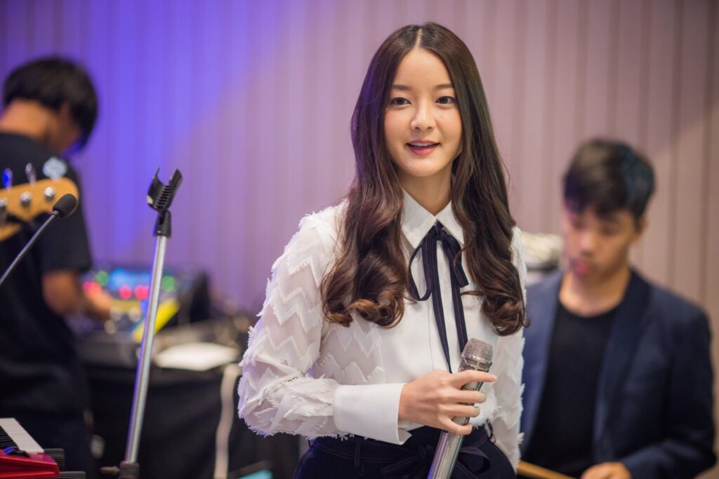 A magia de Ink Waruntorn: Synth-pop tailandês que conquista corações na Ásia.