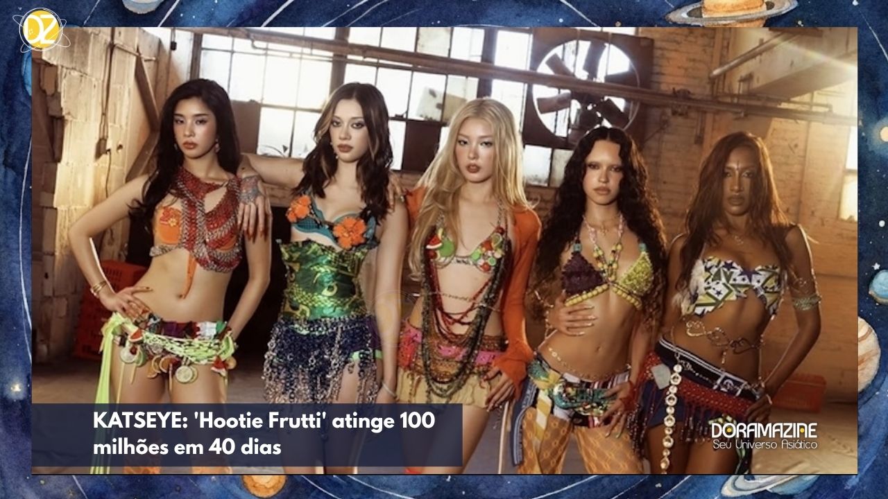 Cinco mulheres em pé posando com roupas coloridas em galpão iluminado