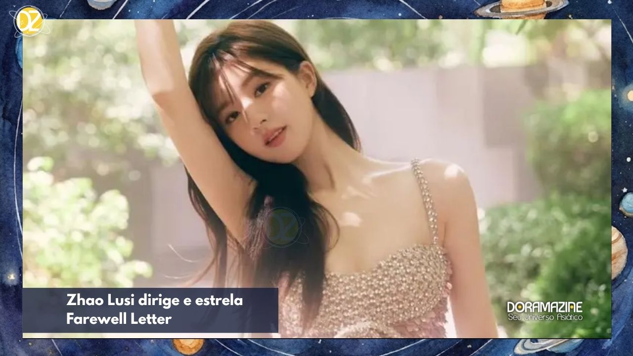 Mulher jovem em enquadramento médio, um braço erguido, vestido brilhante, jardim ao fundo