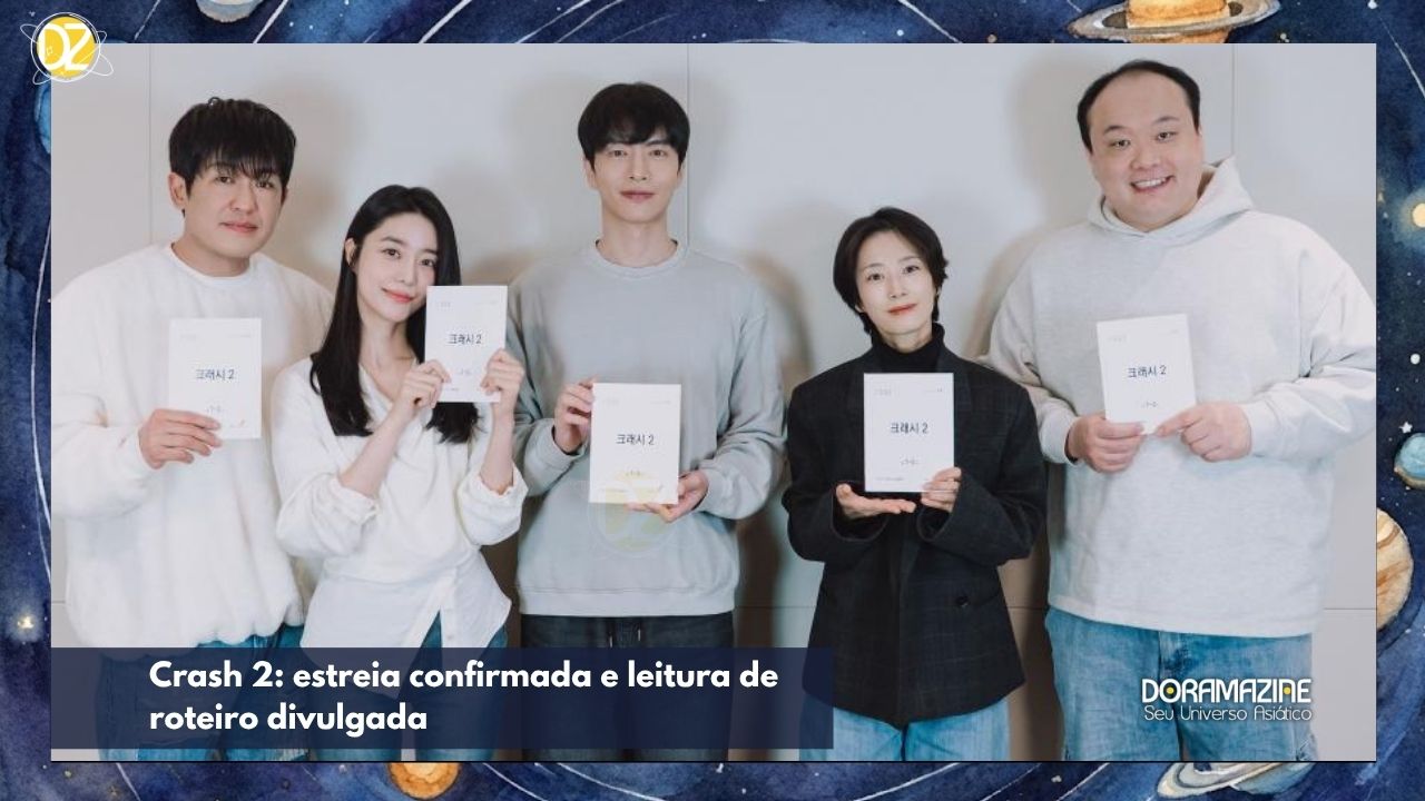 Cinco pessoas em pé segurando roteiros, enquadradas meio-corpo, fundo neutro