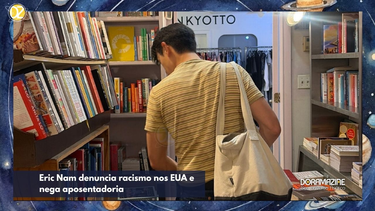 Pessoa de costas com camiseta listrada e bolsa, procurando livros entre estantes